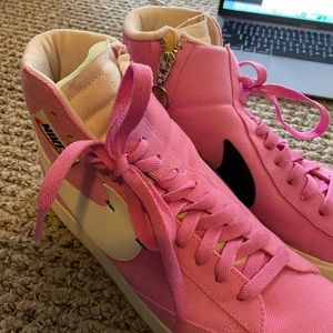 WOMENS- NIKE BLAZERS